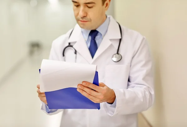 Gros plan du médecin avec presse-papiers à l'hôpital — Photo