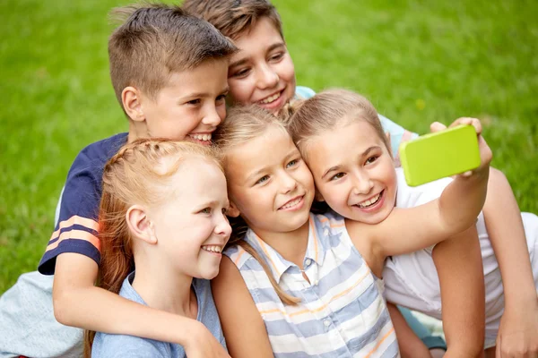 幸せな子供たちやお友達夏の公園で selfie を引き継ぐ — ストック写真