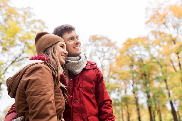 Felice giovane coppia a piedi nel parco autunnale — Foto Stock