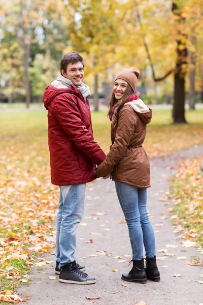 Joyeux jeune couple marchant dans le parc d'automne — Photo