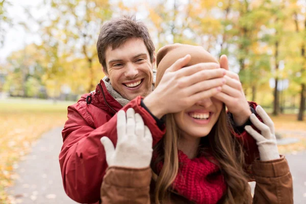 Feliz pareja joven divirtiéndose en el parque de otoño — Foto de Stock