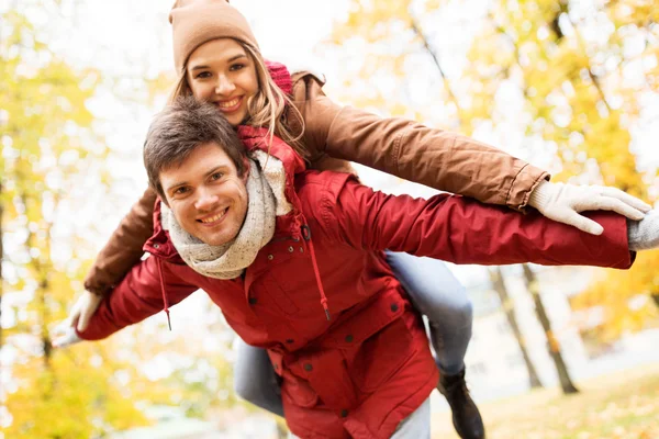 Lyckliga unga paret ha kul i höst park — Stockfoto