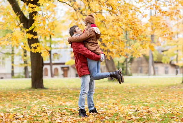 Gelukkige jonge paar bijeenkomst in herfst park — Stockfoto