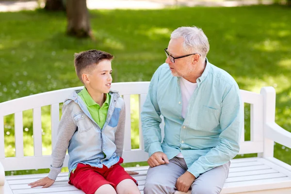 Abuelo y nieto hablando en el parque de verano Imagen De Stock