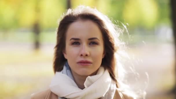 Belle jeune femme heureuse souriant dans le parc d'automne — Video