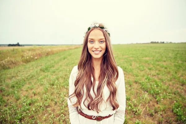 Sorrindo jovem hippie mulher no campo de cereais — Fotografia de Stock