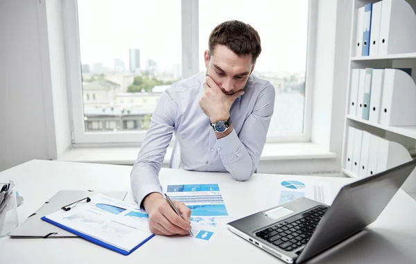 Homme d'affaires stressé avec des papiers au bureau — Photo