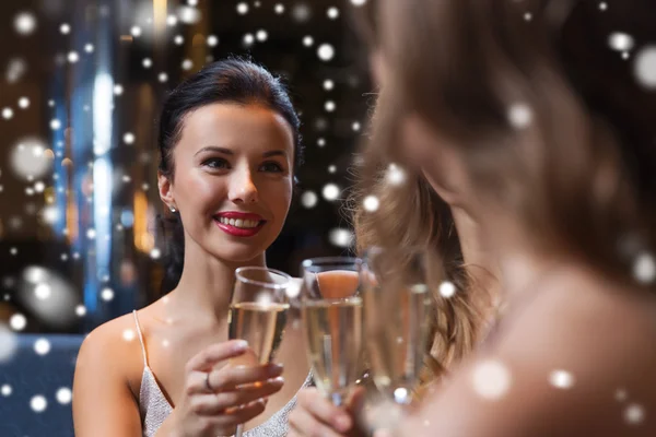 Mulheres felizes com taças de champanhe no clube noturno — Fotografia de Stock