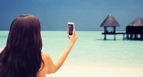 Jeune femme prenant selfie avec smartphone — Photo