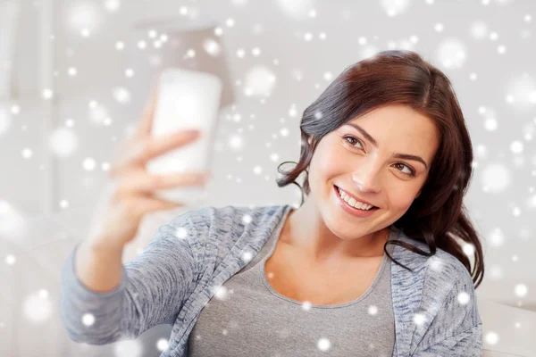 Mujer feliz tomando selfie con smartphone en casa — Foto de Stock