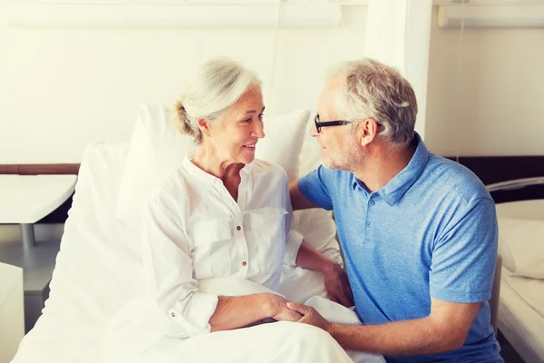 Senior koppel vergadering op ziekenhuisafdeling — Stockfoto