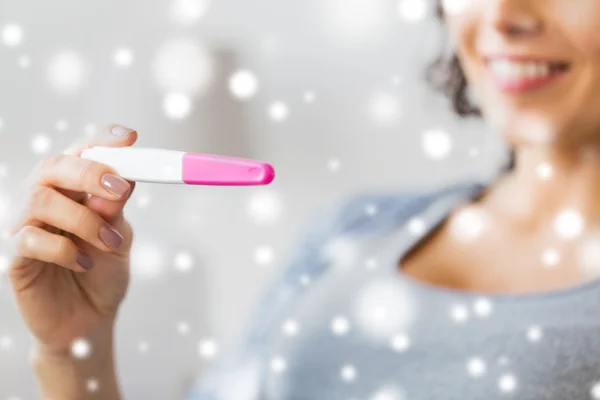 Primer plano de la mujer feliz con la prueba de embarazo en casa — Foto de Stock