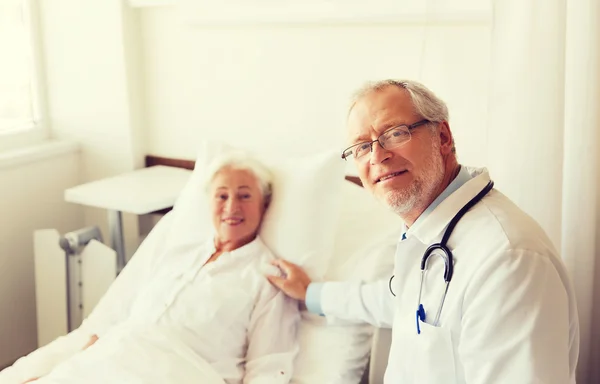 Läkare besöker senior kvinna på vårdavdelningen — Stockfoto