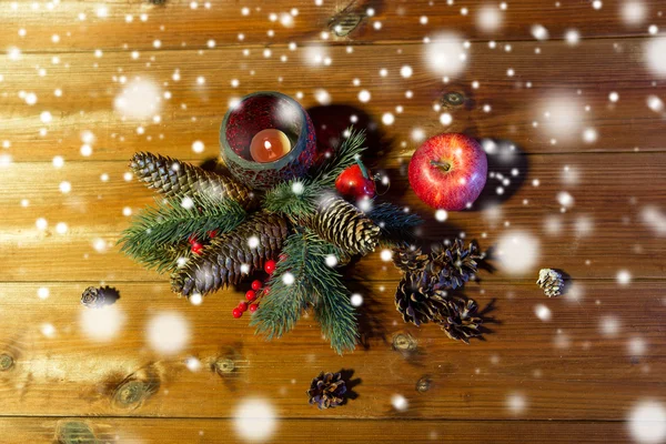 Рождественское украшение елки и свечной фонарь — стоковое фото