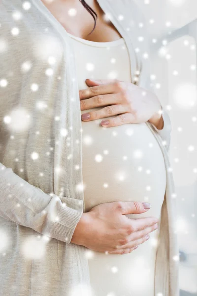 Primer plano del vientre y las manos de la mujer embarazada — Foto de Stock