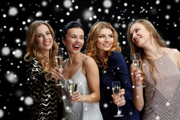 Glückliche Frauen mit Champagnergläsern über Schwarz — Stockfoto