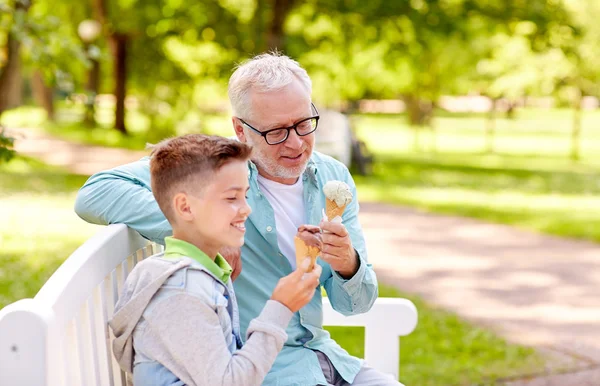 Hombre viejo y niño comiendo helado en el parque de verano — Foto de Stock