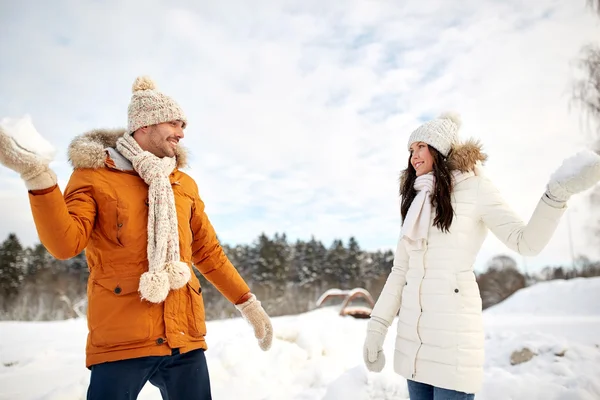 Casal feliz jogando bolas de neve no inverno — Fotografia de Stock