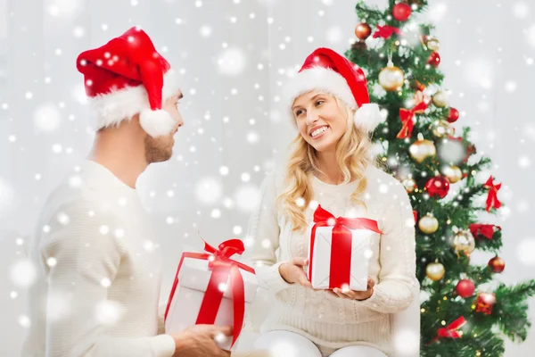 Lyckliga par hemma utbyta julklappar — Stockfoto