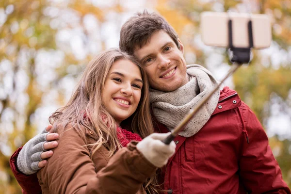 Coppia scattare selfie da smartphone nel parco autunnale — Foto Stock