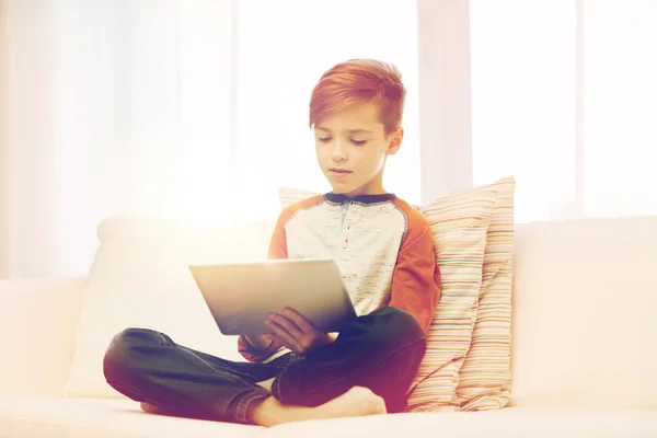 Chico con tablet ordenador en casa —  Fotos de Stock