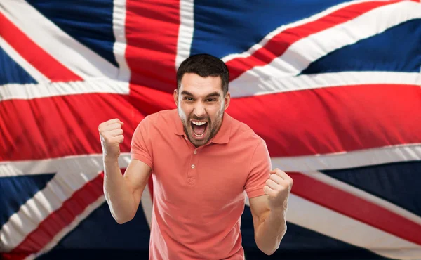 Arg man visar nävar över brittisk flagga — Stockfoto