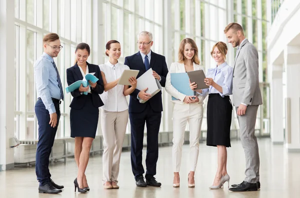 Equipo de negocios con tableta PC y carpetas en la oficina —  Fotos de Stock