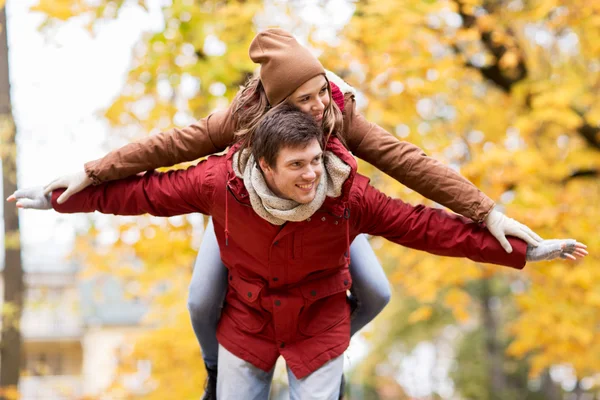 快乐的年轻夫妇，在秋天公园玩乐 — 图库照片