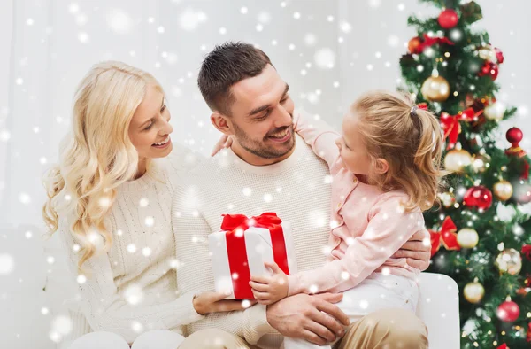 Família feliz em casa com árvore de natal — Fotografia de Stock