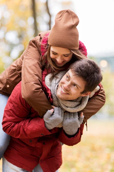 Felice giovane coppia divertirsi nel parco autunnale — Foto Stock