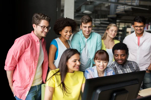 Étudiants internationaux avec ordinateurs à la bibliothèque — Photo