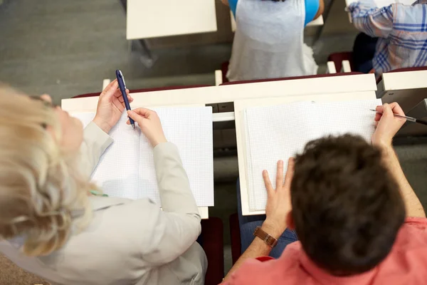 Студенты с ноутбуками на экзамене или лекции — стоковое фото