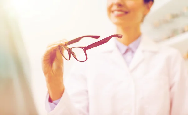 Nahaufnahme eines Optikers mit Brille im Optikgeschäft — Stockfoto