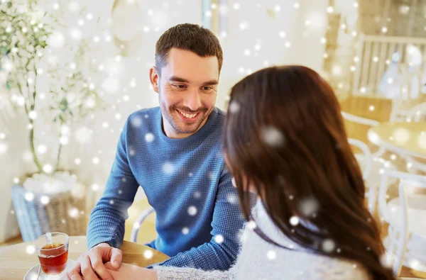 Coppia felice bere il tè al caffè — Foto Stock