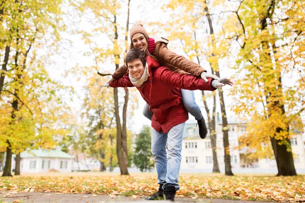 Gelukkige jonge paar plezier in herfst park — Stockfoto
