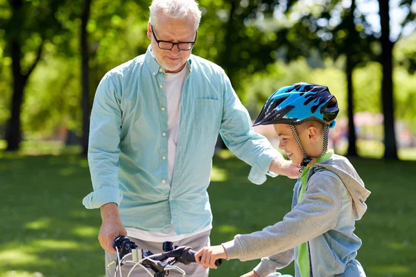 Abuelo y niño con bicicleta en el parque de verano — Foto de Stock