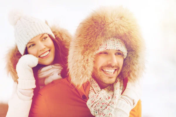 Casal feliz se divertindo sobre fundo de inverno — Fotografia de Stock