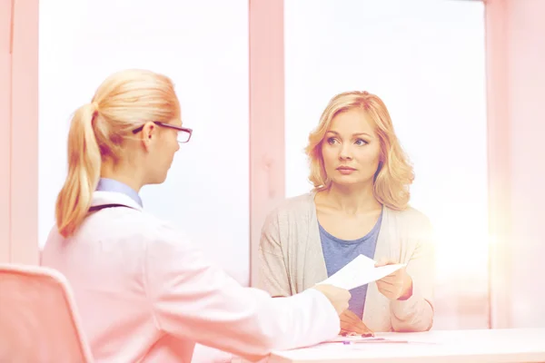 Doktor dává předpis žena v nemocnici — Stock fotografie