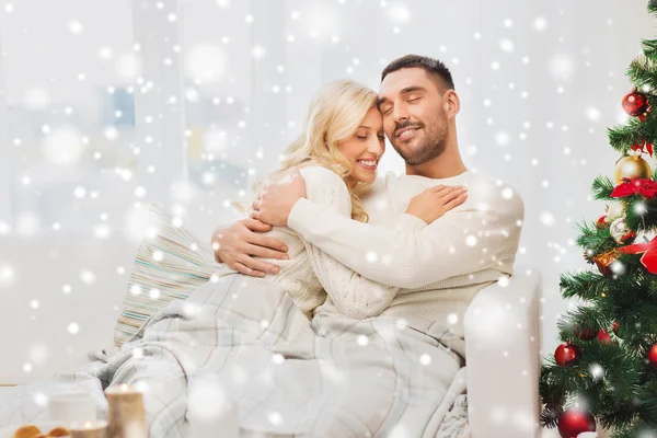 Feliz pareja en casa con árbol de Navidad — Foto de Stock