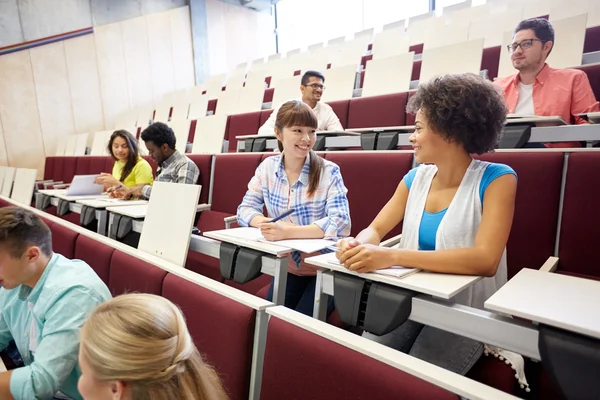 Grupp internationella studenter talar på föreläsning — Stockfoto