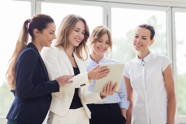 Geschäftsleute mit Tablet-PC im Büro — Stockfoto