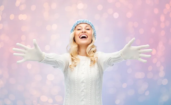 Mujer joven feliz en sombrero de invierno y suéter — Foto de Stock