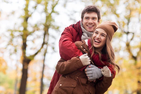 Glückliches junges Paar umarmt sich im Herbstpark — Stockfoto