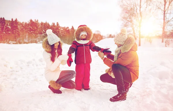 겨울 옷 야외에서 자녀와 행복 한 가족 — 스톡 사진