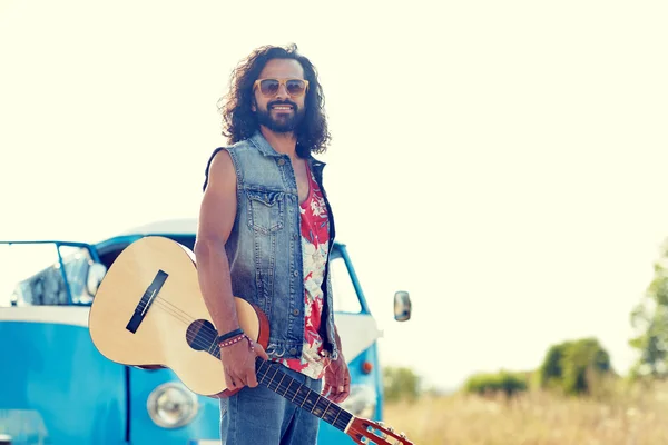 Hippie homme avec guitare sur minivan voiture de plein air — Photo