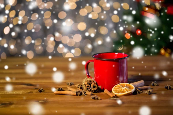 Чашка чая с зимними специями на деревянном столе — стоковое фото