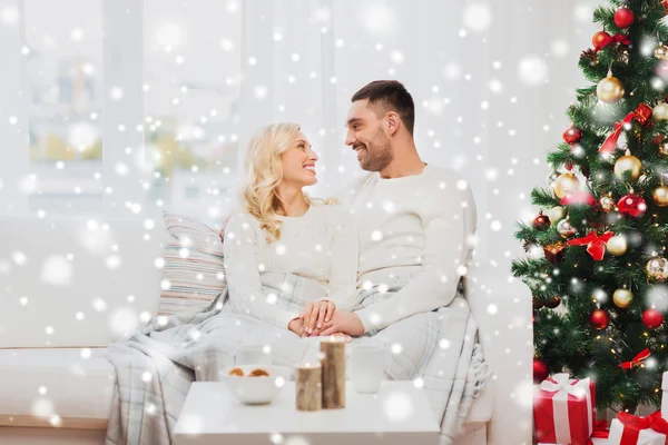 Boldog pár otthon a karácsonyfa — Stock Fotó