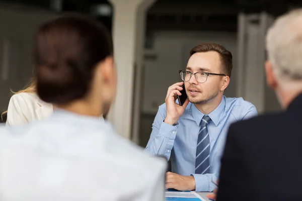 Homme d'affaires appelant sur smartphone au bureau — Photo