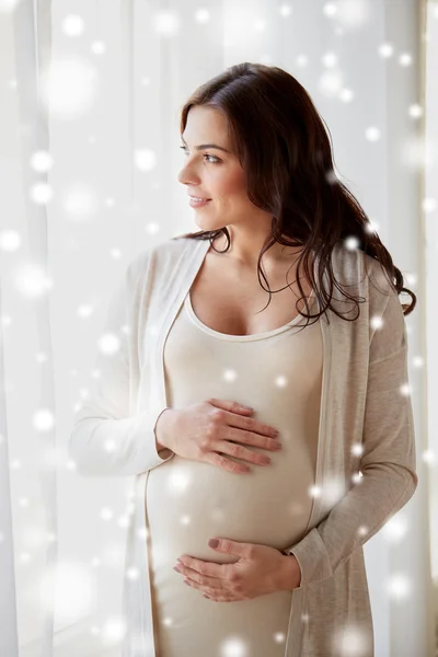 Glad gravid kvinna med stor mage hemma — Stockfoto