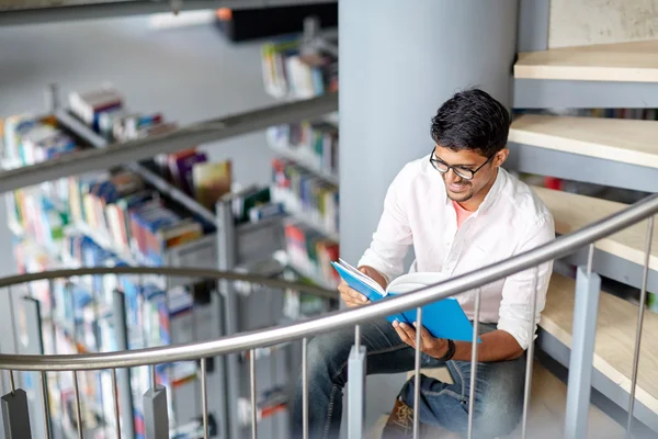 Estudiante hindú o hombre leyendo libro en la biblioteca —  Fotos de Stock